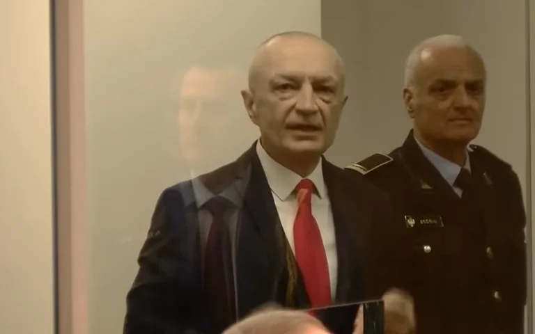 Ilir Meta brenda kafazit të xhamit, fjalët e para të ish presidentit në seancë: Proces i turpshëm me shpifje dhe kallëzues të rremë