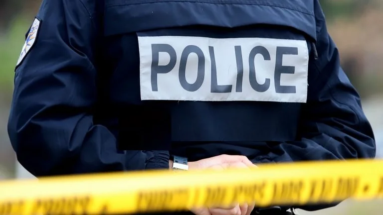 Të shtëna me armë në autosallon në magjistralen Prishtinë–Ferizaj: 6 vetura të dëmtuara