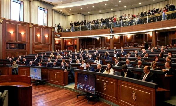 Vazhdon seanca konstituive e Kuvendit