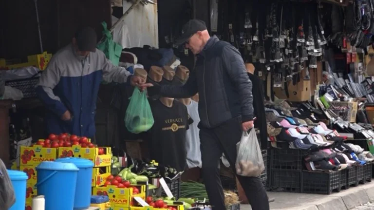 6 euro vezët, shtrenjtohen edhe perimet – Ankohen qytetarët e tregtarët, thonë se s’kanë konsumatorë