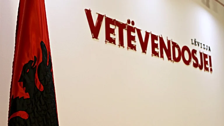 Viti 2006: Koha kur Vetëvendosje akuzonte Thaçin që i kishte shkuar në varrim Rugovës e që ishte bërë si Rugova