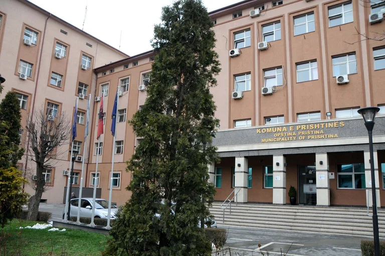 Arrestohen tre zyrtarë të Komunës së Prishtinës, njëri u kap në flagrancë me ryshfet