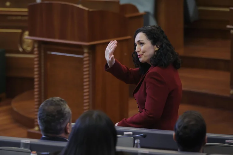 Vjosa Osmani lë “pending” kërkesën e disa partive për zhbollkim të ngërçit, seanca e nesërme veç një reprizë tjetër