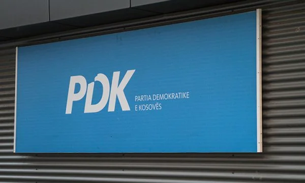 PDK del në konferencë për media 15 minuta para se të fillojë seanca e jashtëzakonshme