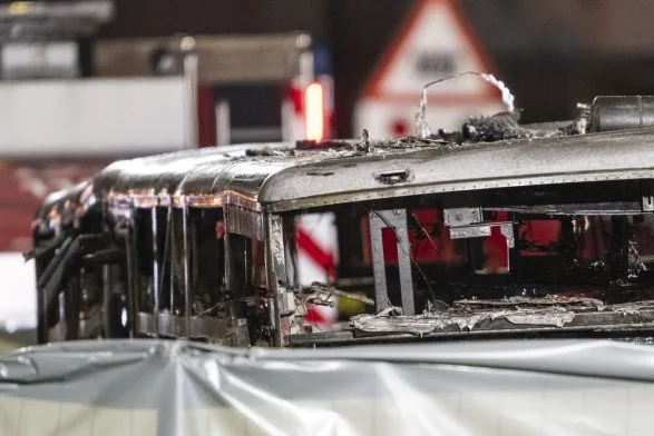 Dyshohet për akt të qëllimshëm, 6 viktima nga zjarri në një autobus në Kerzers