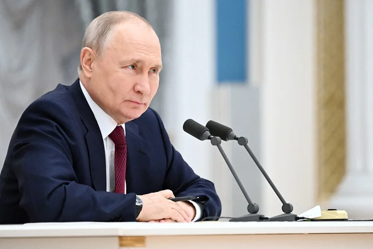 Për herë të parë që nga fillimi i luftës, Putin del para gazetarëve perëndimorë
