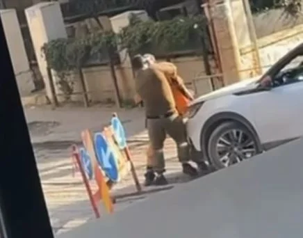 E tmerrshme: Shoferi kosovar sulmon një punëtor në Ferizaj, vetëm se nuk e linte të kalonte në një rrugë të mbyllur