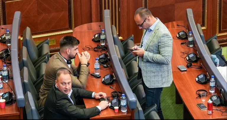 Lista Serbe raportohet që s’ka votë “PRO”, ndryshimet kushtetuese për votimin e presidentit s’pritet të kalojnë