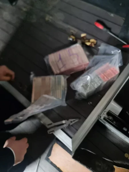 U kap me 1 milion euro të fshehura në veturë, kush është polici i komisariatit nr.5 në Tiranë?