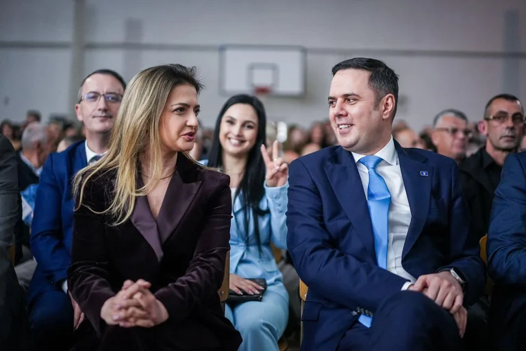Biznesi me energji elektrike i bashkëshortes: Abdixhiku lëshohet në sulme e akuza ndaj gazetarëve