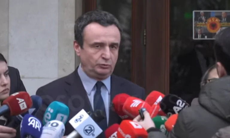 Kurti vizitoi mbrëmë bacën Rifat – A u propozua dikush nga familja Jashari për President? – Ja si përgjigjet Albin Kurti