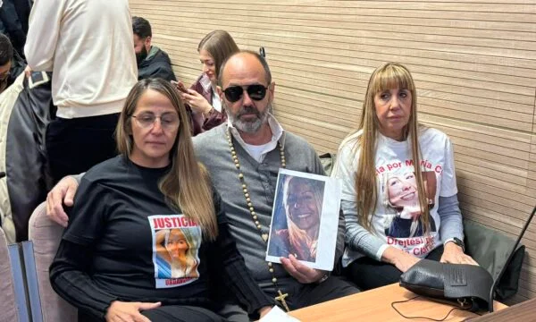 Me fotografinë e saj në duar e në bluza, prindërit e Maria Claras në seancën ku pritet të shpallet aktgjykimi për vrasjen e saj
