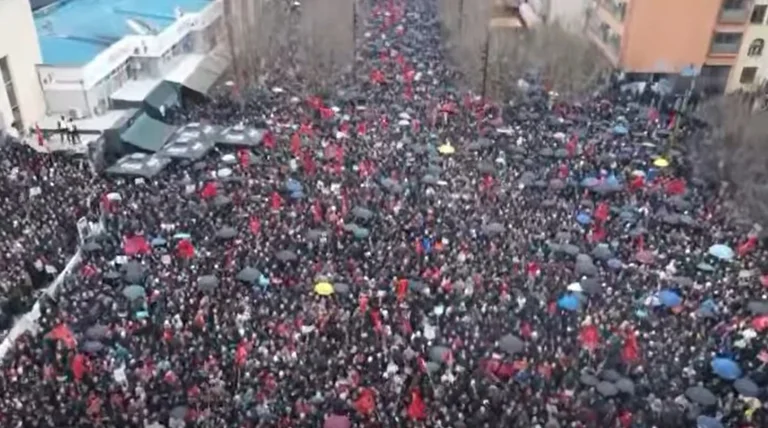 “LIRIA KA EMËR” publikon pamje nga droni, numër masiv i protestuesve