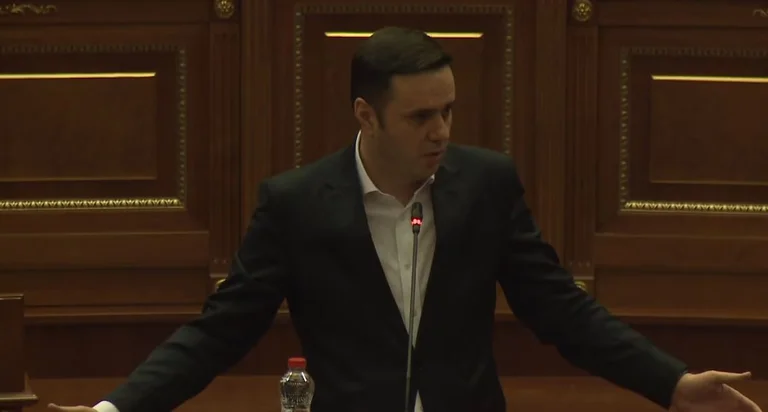 Abdixhiku: S’mund të pranohet që buxheti të diskutohet brenda tri orëve, le të jetë edhe i zoti i shtëpisë këtu