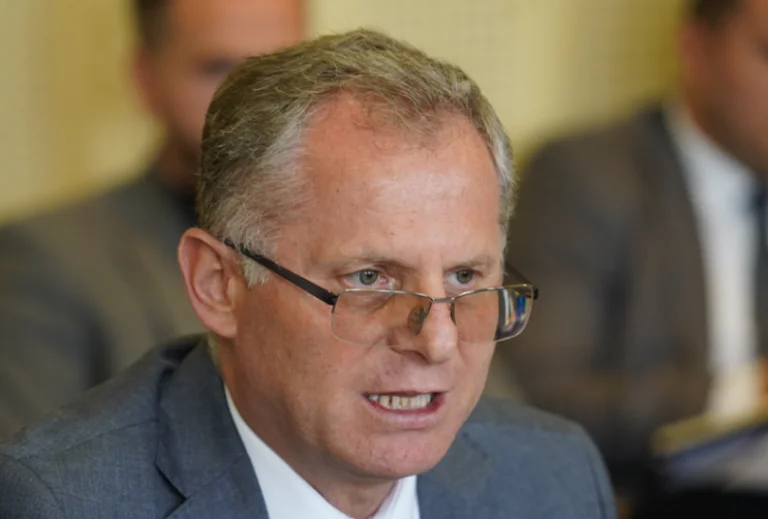 Bislimi s’flet për media në lidhje me propozimet që ka bërë Qeveria për dinarin në Bruksel