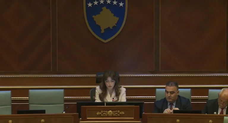 Haxhiu, deputetëve: Qendroni në Kuvend, sonte votohet Qeveria