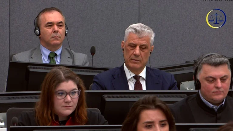 Ky ishte reagimi i ish-krerëve të UÇK-së kur prokuroria kërkoi dënimin e tyre prej 45 viteve (VIDEO)