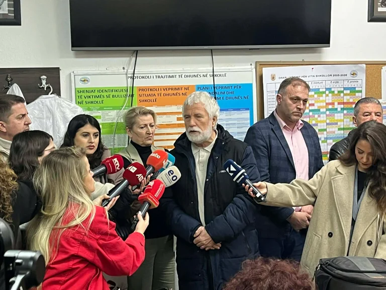 Protestojnë mësimdhënësit e shkollës “Pavarësia”, Ymeri nga SBASHK-u: Përveç dhunës psikike, po përballen edhe me dhunë fizike