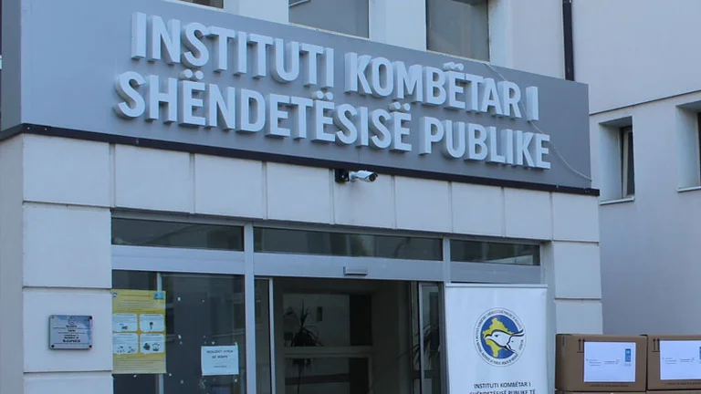 RAST I ZI: IKShPK-ja “burgos’ qytetaren e Kosovës, i bën teste për Covid por s’i jep rezultatet