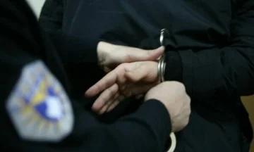 Arrestohet një person në Graçanicë, policia i gjen armë dhe drogë