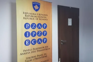 Lista Serbe është dënuar me dy mijë euro nga Paneli Zgjedhor për Ankesa dhe Parashtresa (PZAP). Ky subjekt politik është konstatuar se ka shkelur Kodin e Mirësjelljes për subjektet politike. “PRANOHET e bazuar ankesa e subjektit politik Za Slobodu Pravdu i Opstanak, me seli në Graçanicë, ZP/Anr.15/2026, e datës 04.06.2026, kundër Subjektit Politik Lista Serbe, me seli në Mitrovicën e Veriut, për shkak të shkeljes së Kodit të Mirësjelljes për Subjektet Politike, Mbështetësit e tyre dhe Kandidatët, gjatë fushatës zgjedhore për Zgjedhjet e Parakohshme për Kuvendin e Republikës së Kosovës të datës 7 qershor 2026”, thuhet në vendim. Në vendim thuhet se Subjektit politik Lista Serbe, me seli në Mitrovicë të Veriut, për shkak të shkeljes së Kodit të Mirësjelljes për Subjektet Politike, Mbështetësit e tyre dhe Kandidatët, i shqiptohet dënim me gjobë në lartësi prej 2,000.00 (dy mijë) euro. “Detyrohet Subjekti Politik Lista Serbe, me seli në Mitrovicë të Veriut, që gjobën e shqiptuar si në pikën II të dispozitivit të këtij vendimi, ta paguajë në afat prej 15 ditëve, nga dita e plotfuqishmërisë së këtij vendimi”, thuhet në vendim.