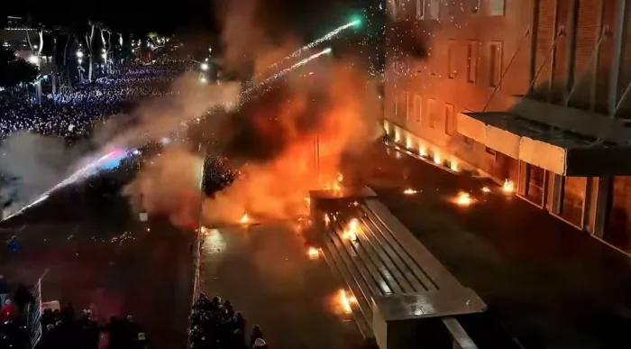Protesta në Tiranë: Molotov, gaz lotsjellës, përplasje fizike, policia arreston 20 persona