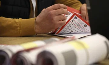Një qytetar e ka prishur fletvotimin: S’ka arsim, s’ka as vota