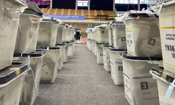 Numërimi drejt fundit, kaq vota me postë kanë marrë partitë politike deri tani