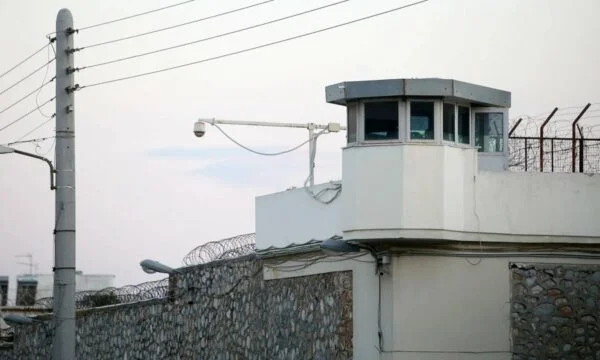 Vritet një shqiptar në burgun e Koridhalos në Greqi