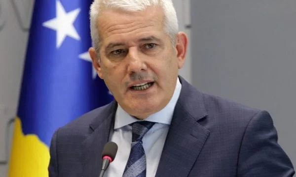 Sveçla që thoshte se e ka shtruar “sovranitetin’ në Veri, tash ankohet për destabilizim, kërkon ndihmë nga ndërkombëtarët