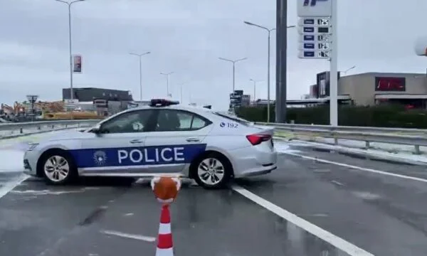 Policia bllokon njërën anë të magjistrales Prishtinë- Ferizaj