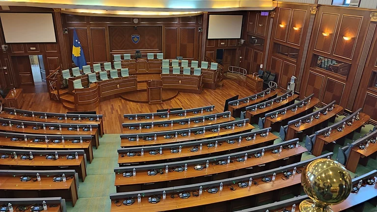 As pas 25 minutash, nuk nis seanca konstituive