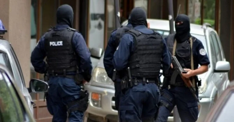 Raportohet për një aksion policor, thuhet se ka bastisje në disa lokacione