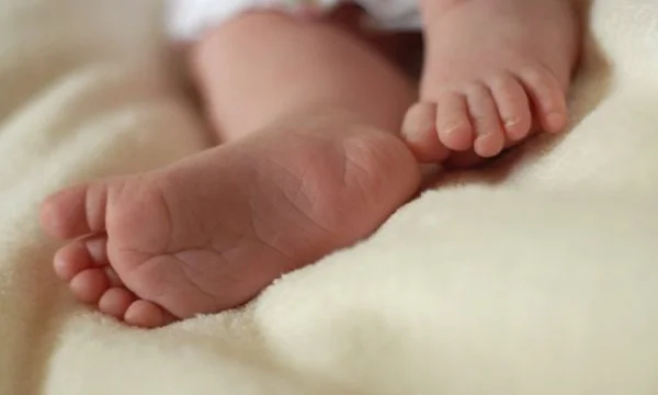 Vdes nga COVID-19 një foshnje tre javëshe në Kosovë