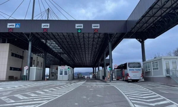 Qytetarë serbë bllokojnë rrugën drejt pikës kufitare Merdarë – autoritetet u bëjnë thirrje udhëtarëve të shmangin këtë drejtim