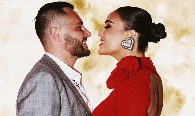 Drejt divorcit: Bes Kallaku dhe Xhensila Myrtezaj fotografohen në Gjykatë