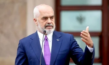 Rama mbron projektet në Sazan dhe Zvërnec: Patriotizmi nuk matet me parulla