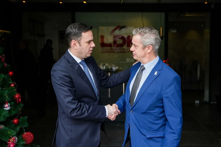Ambasadori britanik takohet me Abdixhikun, flasin për zgjedhjet e 28 dhjetorit