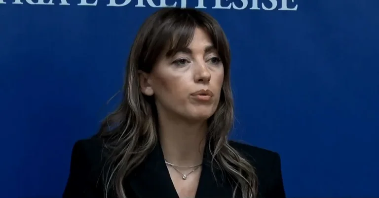 Prokuroria liron dy nga ‘pelegrinët’ serbë, Haxhiu dyshon sërish tek vendimi: Nuk di cila forcë tjetër i ka liruar këta persona