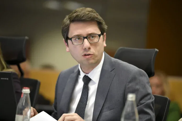 Hekuran Murati “i dorëhequr” nënshkruan një udhëzim administrativ për arkat fiskale