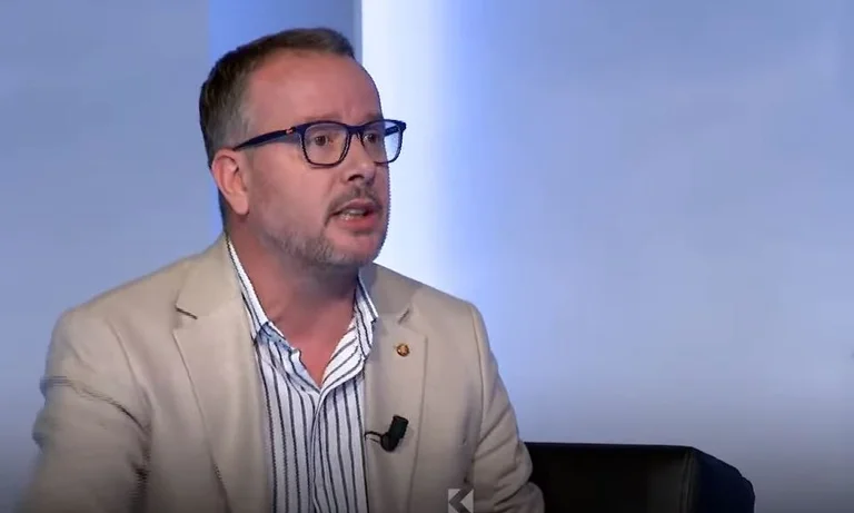 Kajtazi tallet keq pas intervistimit të Berishajt: Po m’doket po e shoh Martinin t’u mundu me puthë prokurorin