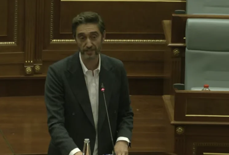 Ismaili i PDK: Konjufca është marrë peng, nuk është kryeministër në realitet