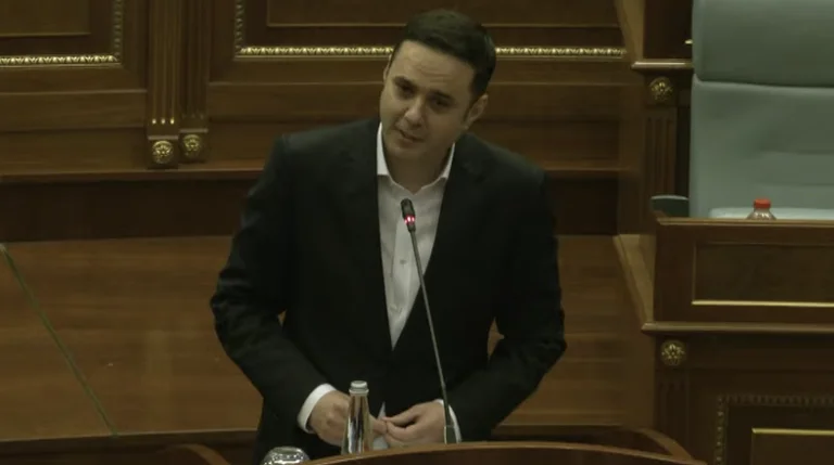 Abdixhiku tallet me Kurtin në Kuvend:Çdo mëngjes zgjohet, sheh dhe krijon kundërshtar