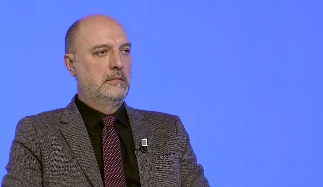 Ymeri: Kurti duhet ta tërheq akuzën për tradhti ndaj Thaçit e Mustafës për “Zajednicën” ose ta mbajë edhe mbi vete të njëjtën akuzë