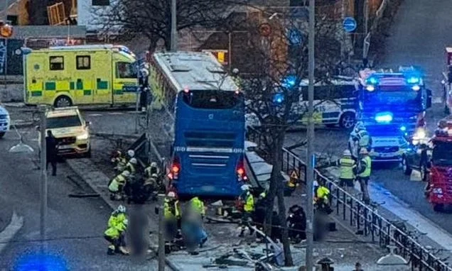 Aksidentohet autobusi në Suedi, disa persona të vdekur dhe të lënduar
