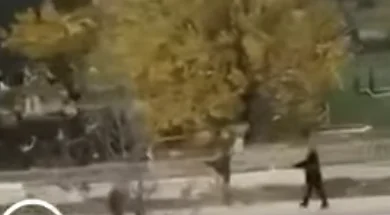 Si në filma: Disa persona nxjerrin armët mes qytetit në Istog (VIDEO)