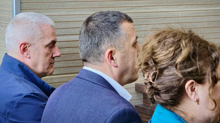 Sveçla, pavarësisht urdhrit për sjelle me detyrim, mungon në seancën për gazin lotsjellës