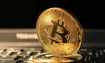 Bitcoin bie nën 77,000 dollarë