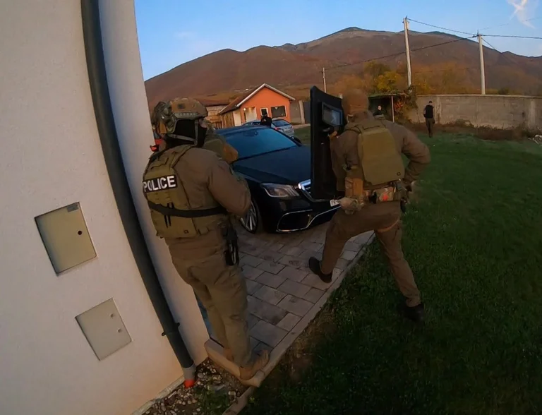 Aksion i antidrogës në Pejë/ Arrestohen tre persona për kultivim narkotikësh në Sverkë