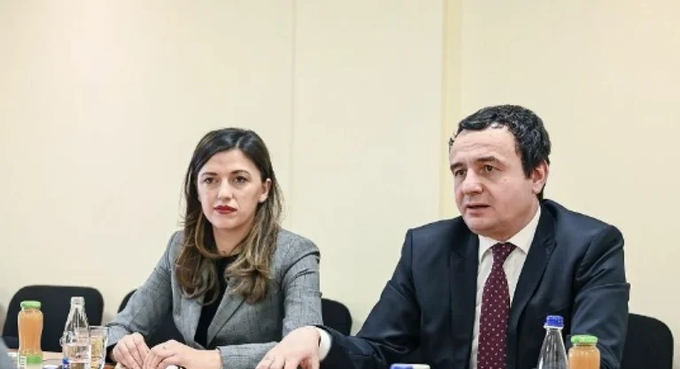 Anulohet vizita e dy ministrave të Kurtit në Uashington? Albulena Haxhiu flet për Periskopin